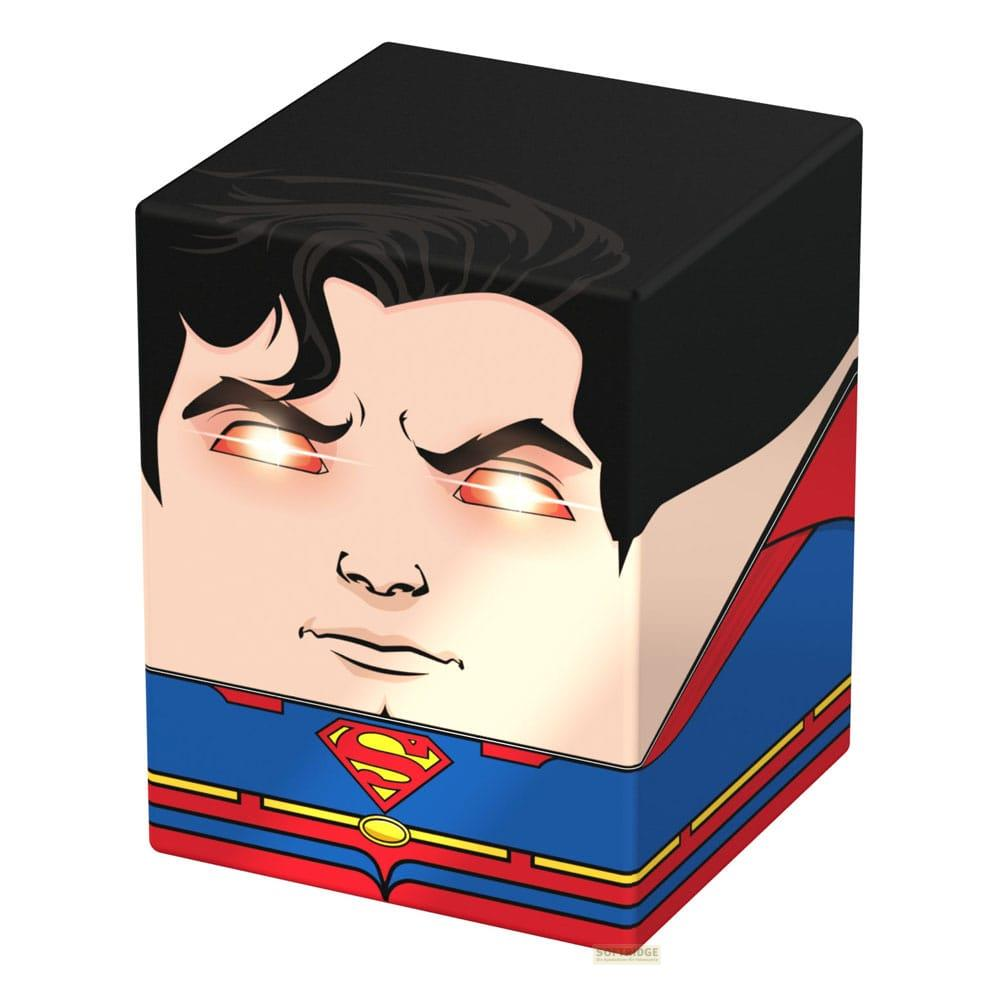 Un cubo con il volto di Superman e occhi luminosi. Il suo costume è rosso e blu.