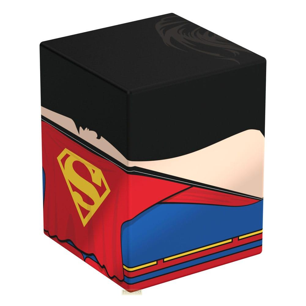 Cubo nero con design di Superman. Mantello rosso, logo S giallo.
