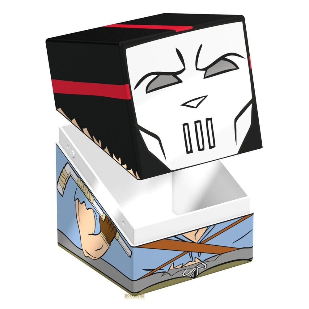 Un cube blanc avec masque noir, bande rouge et chemise bleue.