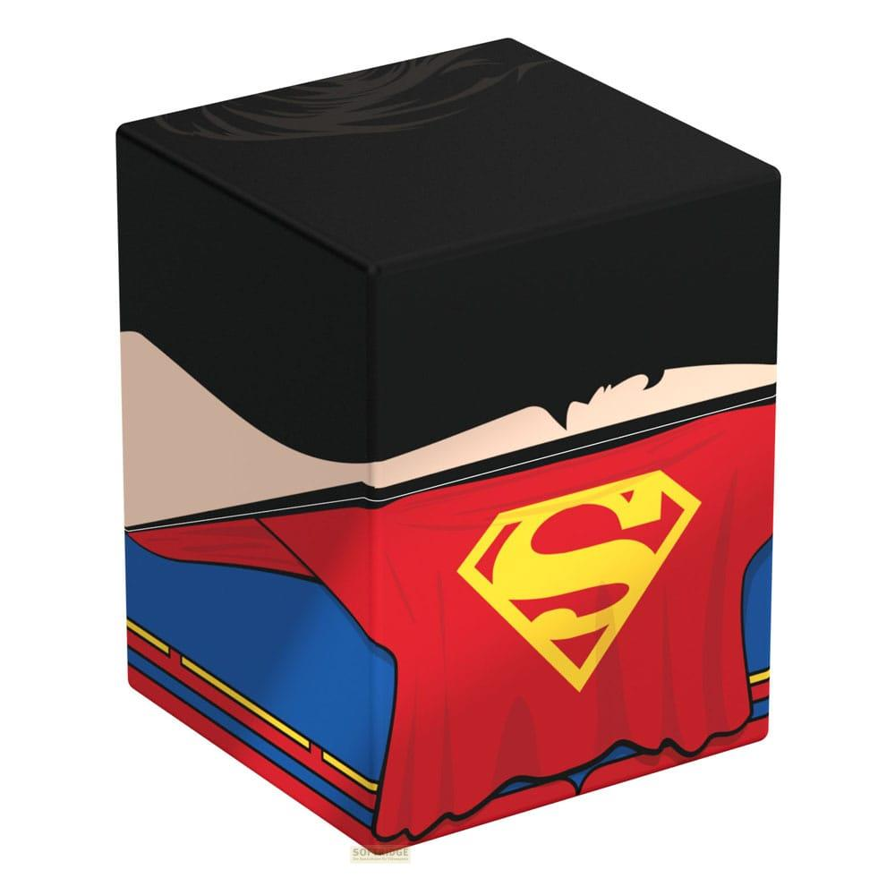 Una scatola a forma di cubo con un design di Superman, che include il suo mantello rosso, il vestito blu e lo scudo giallo con la 'S' su sfondo bianco.