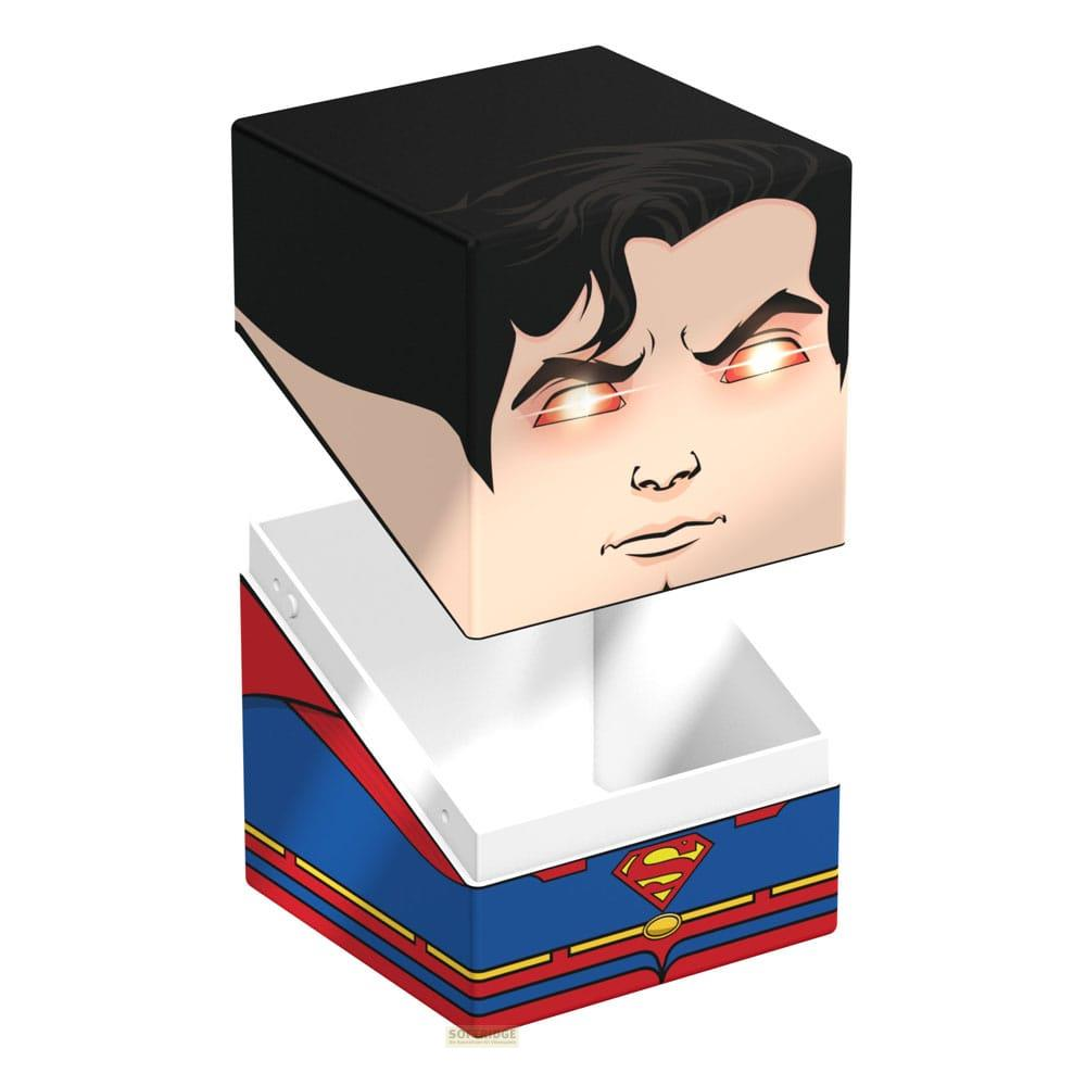 Scatola di Superman con il suo viso in alto e il suo costume in basso.