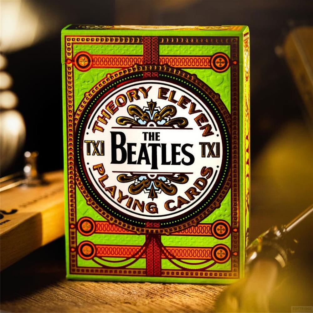 Scatola verde per carte da gioco con logo "The Beatles" e dettagli ornati su tavolo.