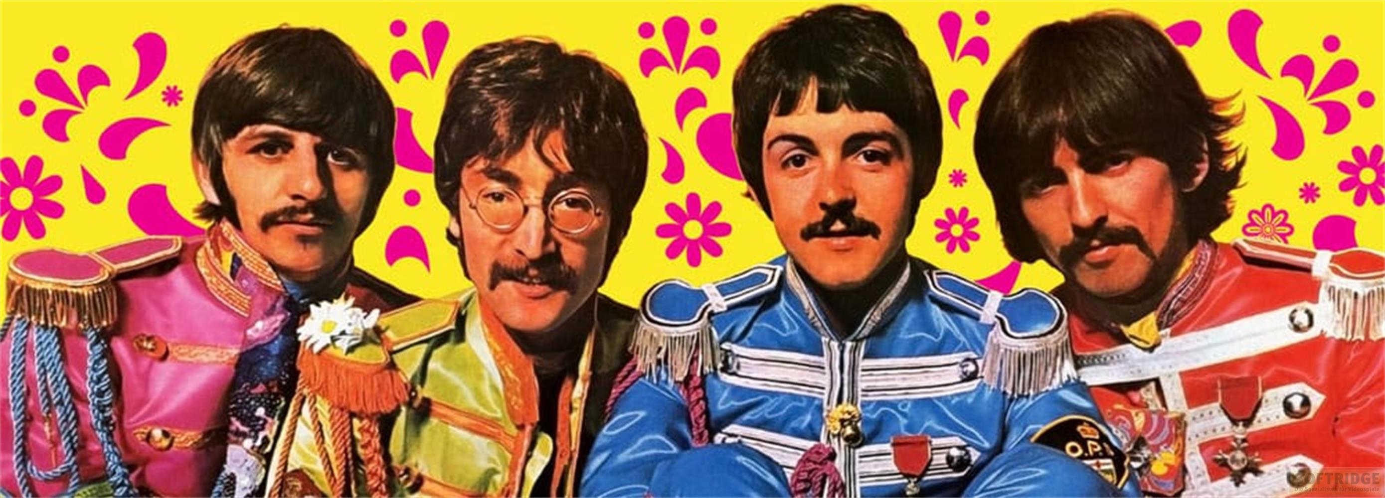 Quattro uomini in uniformi colorate su sfondo giallo con fiori rosa.
