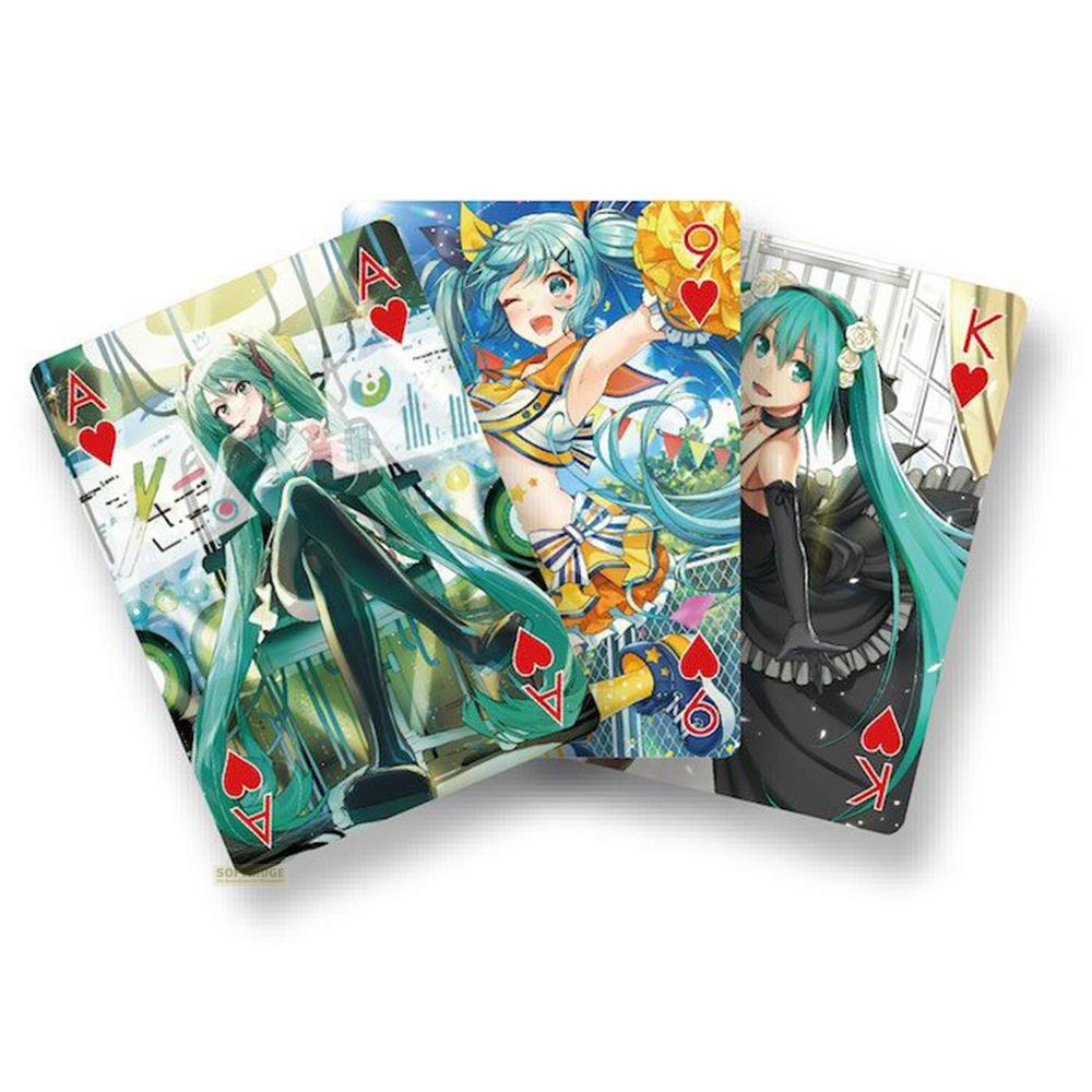 Tre carte da gioco anime con Miku in diversi abiti.