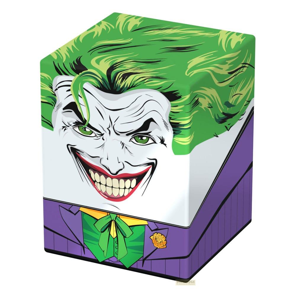 Un cubo con il volto del Joker; capelli verdi, viso bianco, abito viola.