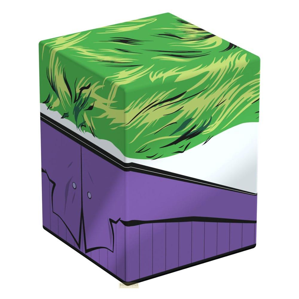 Un cubo con capelli verdi e abiti viola, ispirato a Hulk.
