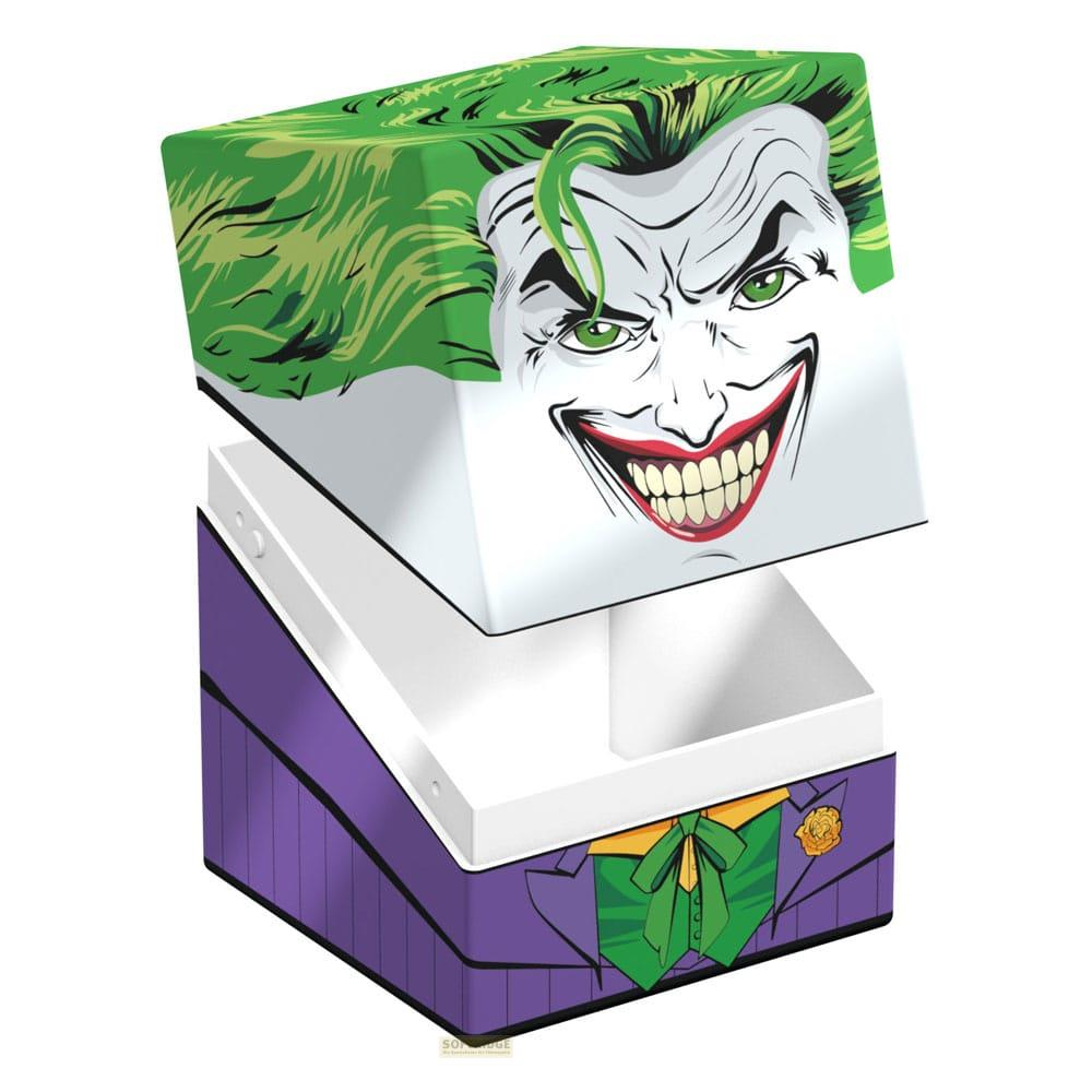 Una scatola aperta con il viso del Joker sul coperchio e il suo abito sulla base.