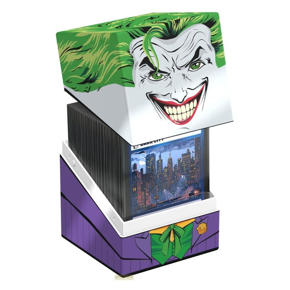Scatola a tema Joker con mazzo di carte e vista sulla città. Abito viola con gilet verde.
