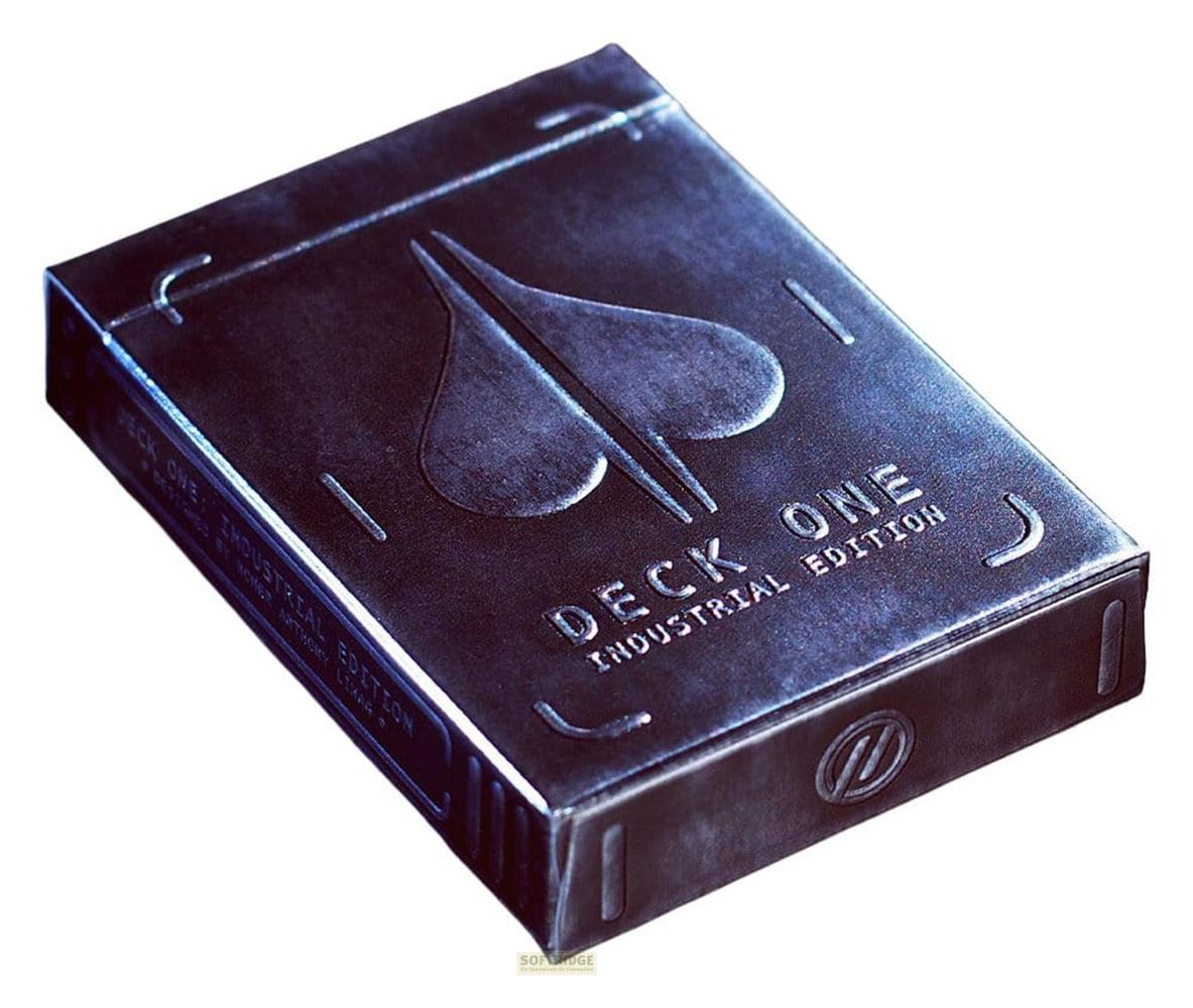 Scatola di carte da gioco scura con grande simbolo di picche e testo.