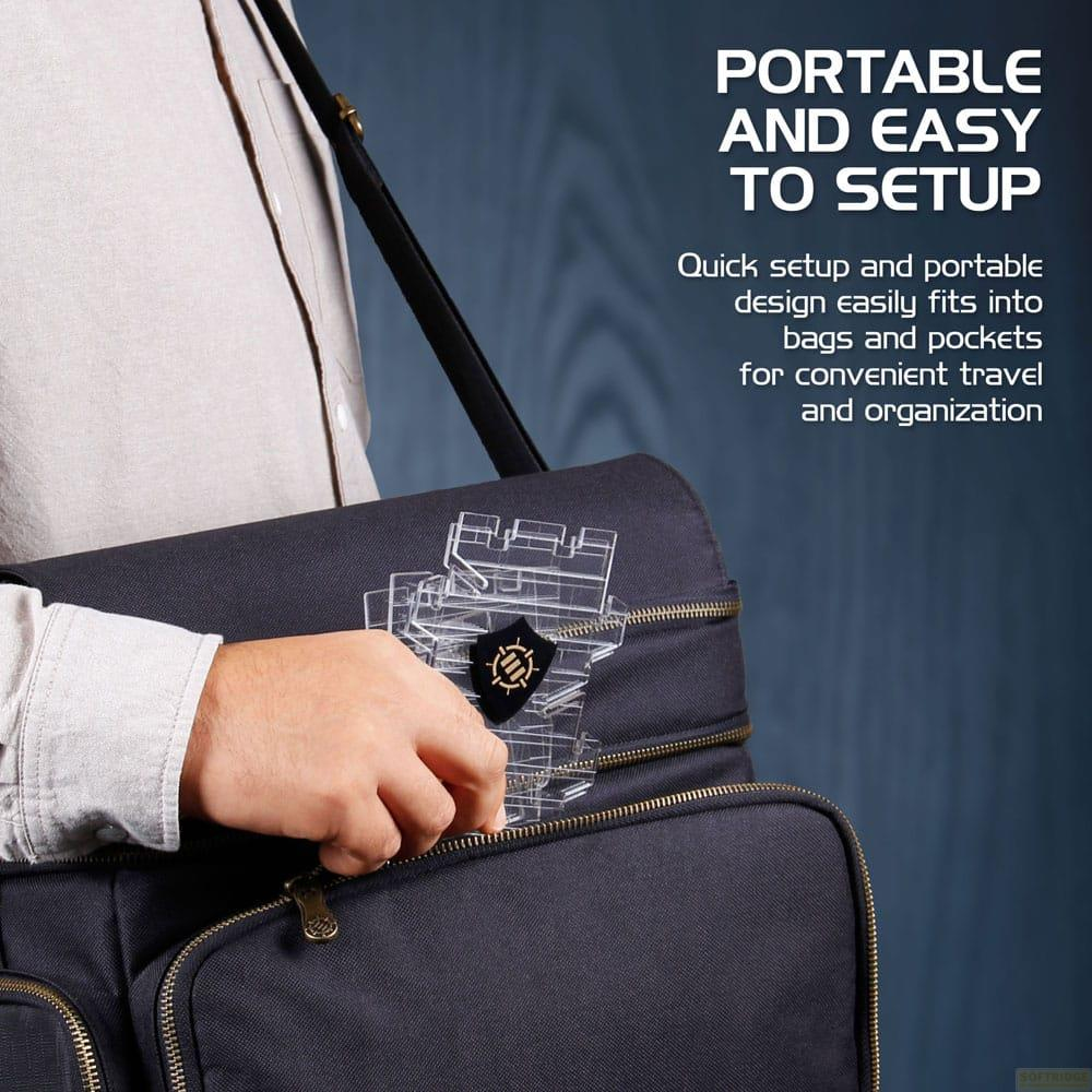 Una mano inserisce un componente trasparente assemblato in una borsa nera.