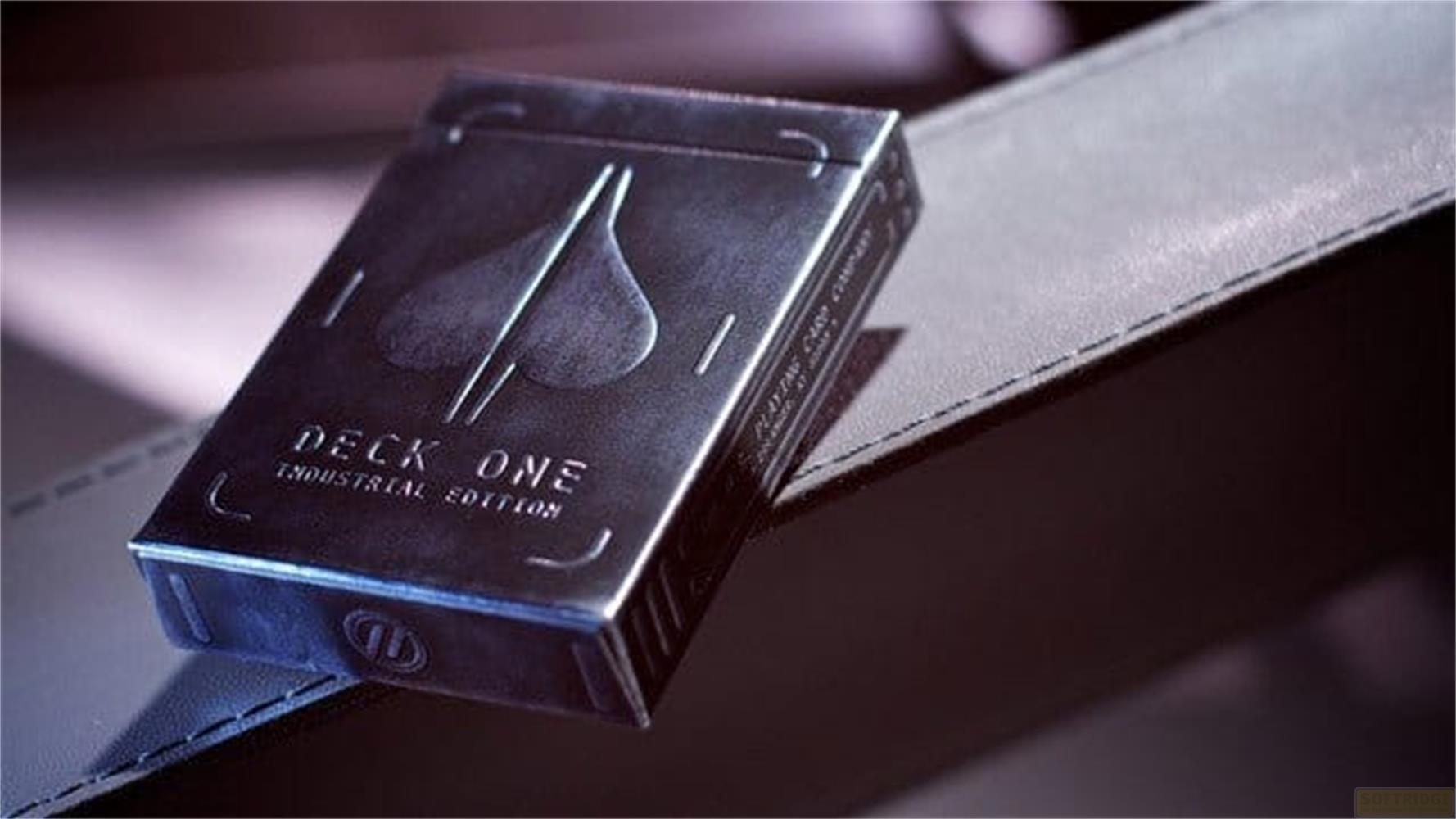 Una scatola scura di carte da gioco con l'etichetta "DECK ONE INDUSTRIAL EDITION".