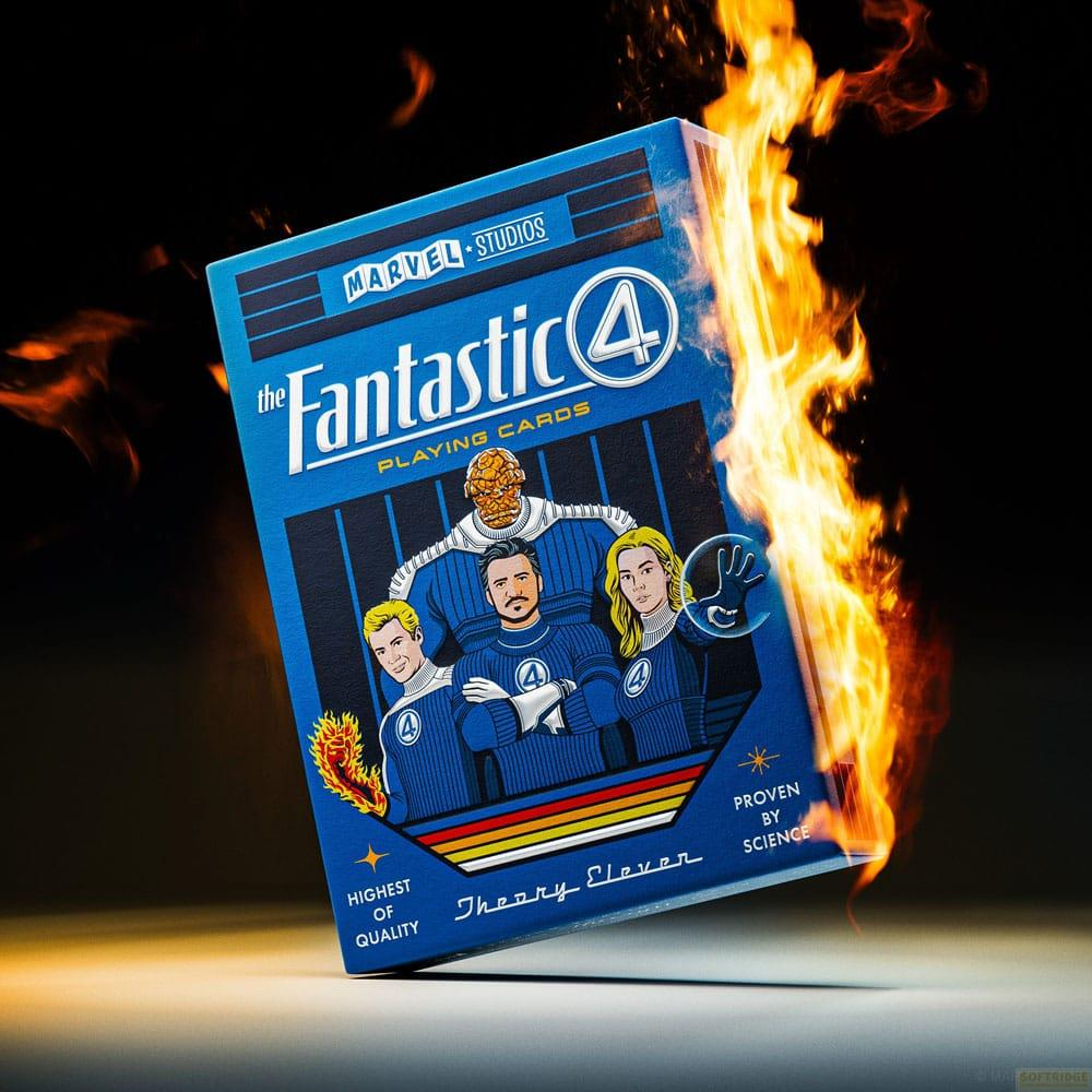Scatola di carte Fantastic 4 con fiamme, logo Marvel Studios, quattro eroi.