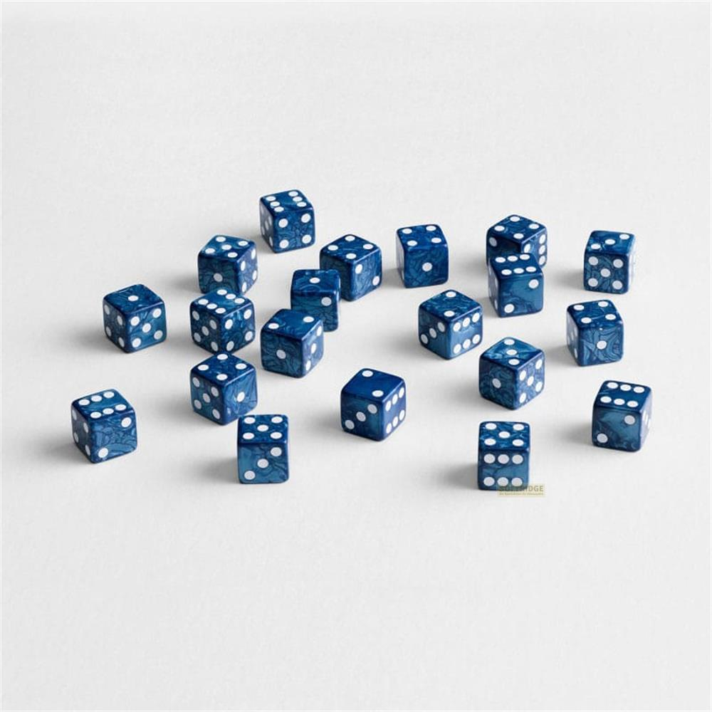 Molti dadi blu scuro con punti bianchi sparsi su superficie bianca.