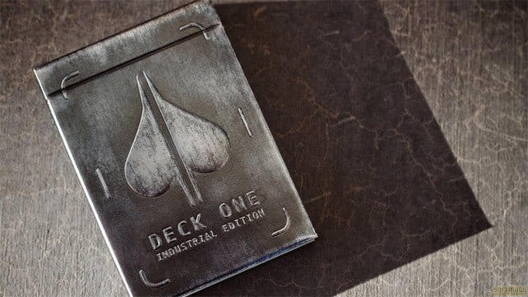 Un mazzo di carte da gioco grigio con simbolo di picche e "DECK ONE".