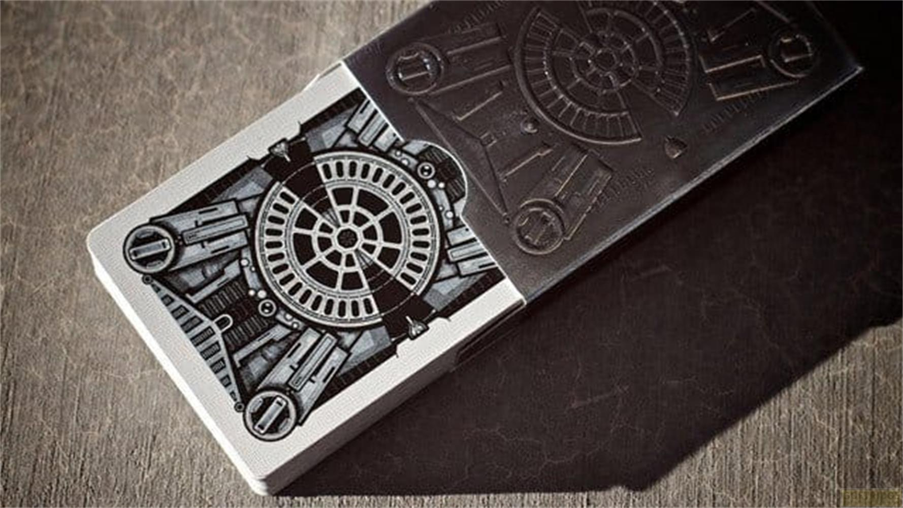 Primo piano di una carta da gioco con un motivo tecnico che assomiglia al Millennium Falcon.