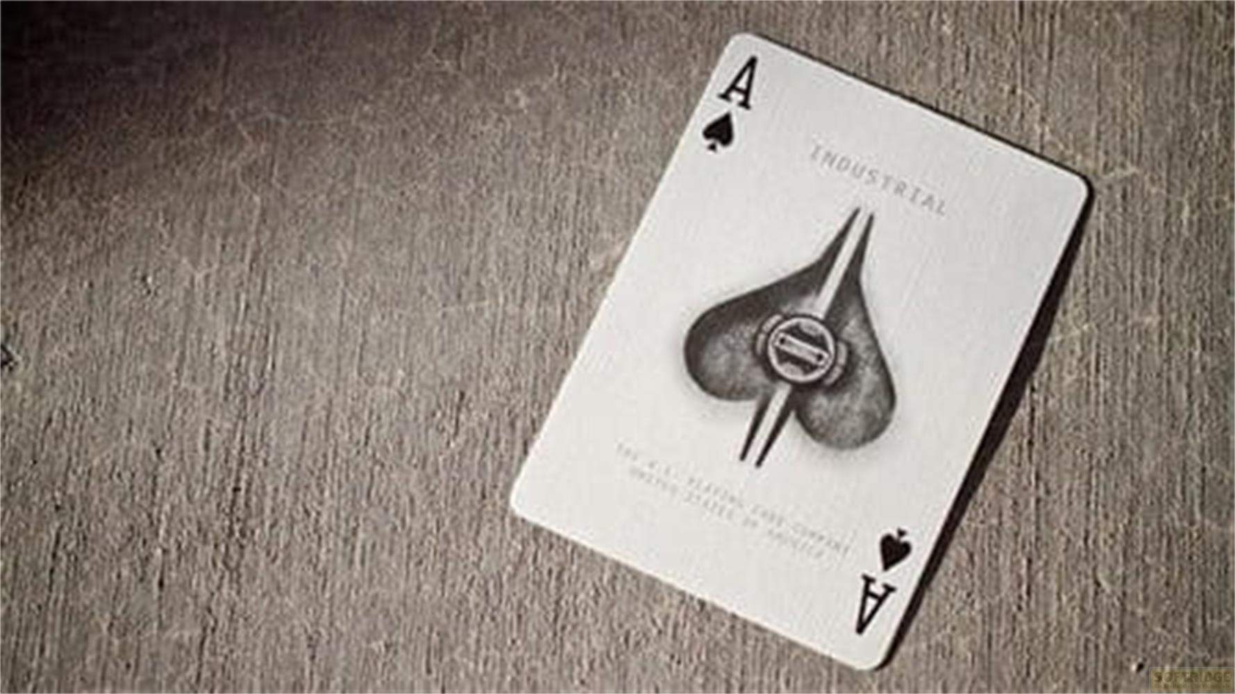 Una carta da gioco, l'Asso di Picche, su uno sfondo di legno. Bianco e nero.