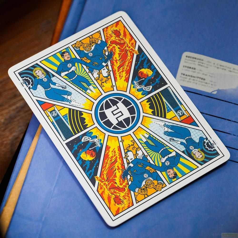 Il retro di una carta da gioco con i Fantastici Quattro stile fumetto su sfondo blu.