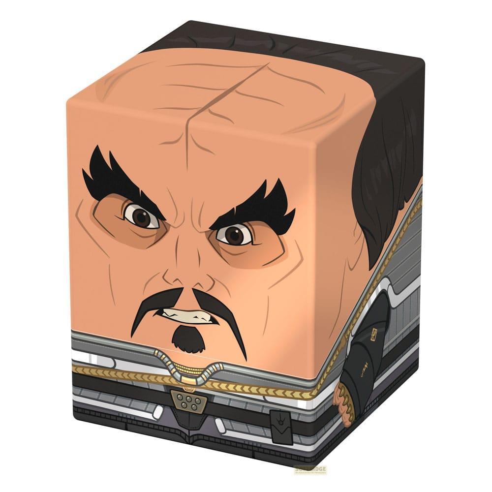Oggetto a forma di cubo con il volto di un uomo dai capelli scuri e uniforme.