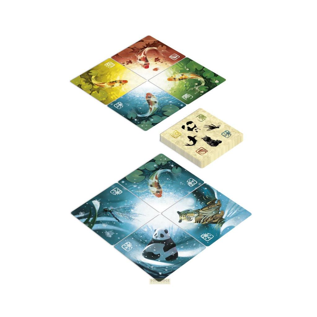 Tuiles de jeu avec koïs, panda, libellule et tigre sur fond blanc.