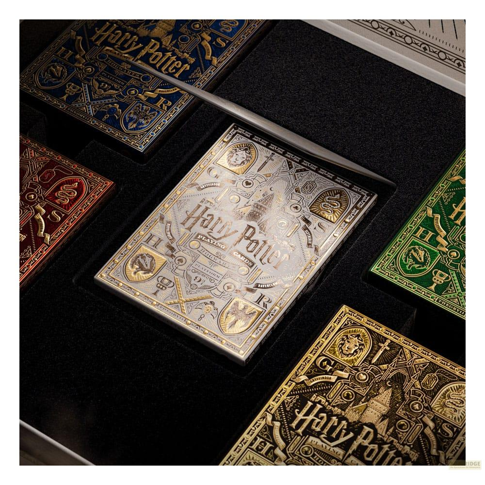 Plusieurs boîtes de cartes à jouer Harry Potter bleues, rouges, vertes et dorées.