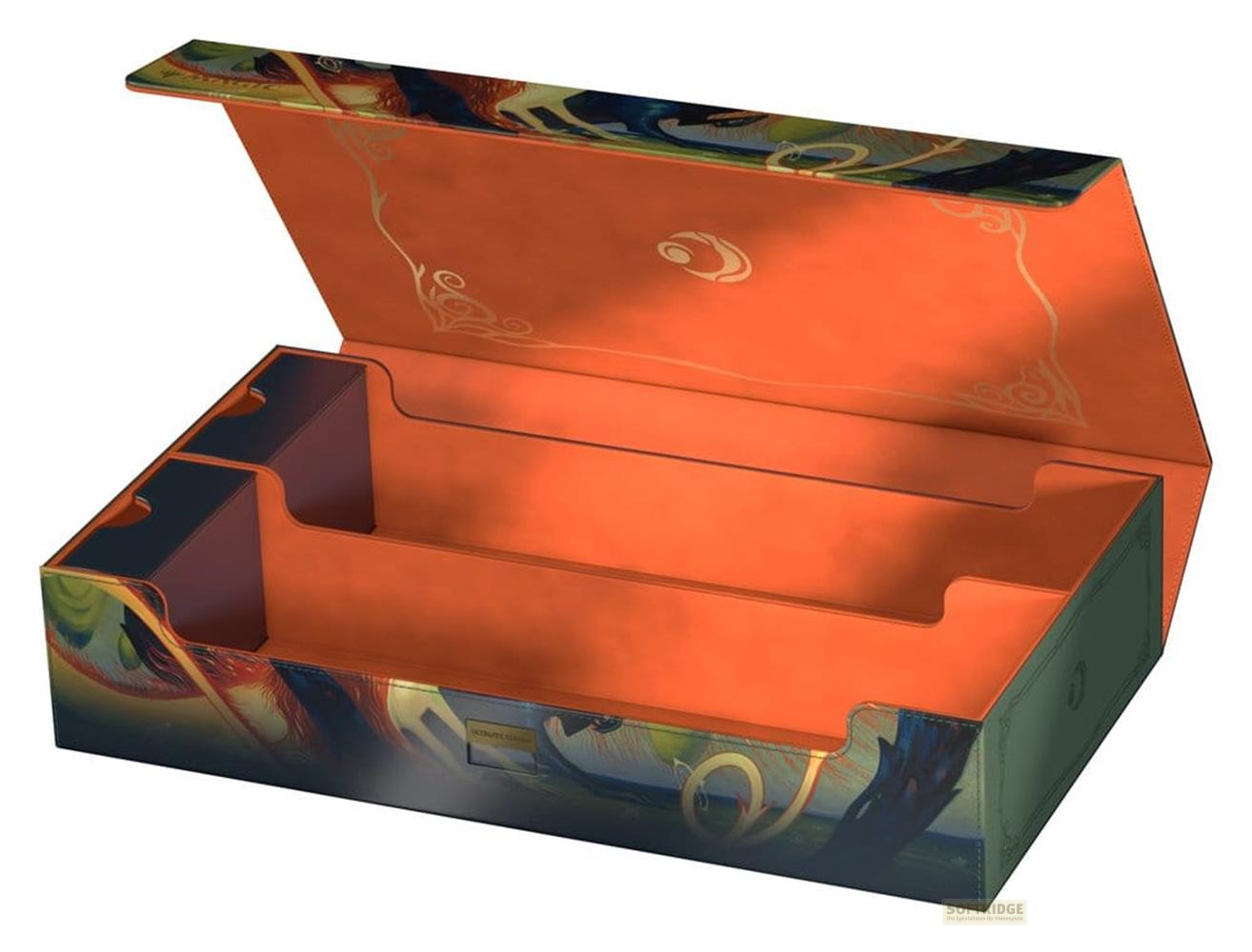Une boîte de rangement orange ouverte avec une illustration fantastique à l'extérieur.