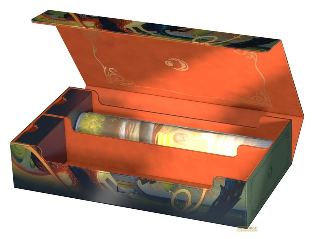 Une boîte orange ouverte aux motifs ornés, contenant une carte enroulée.