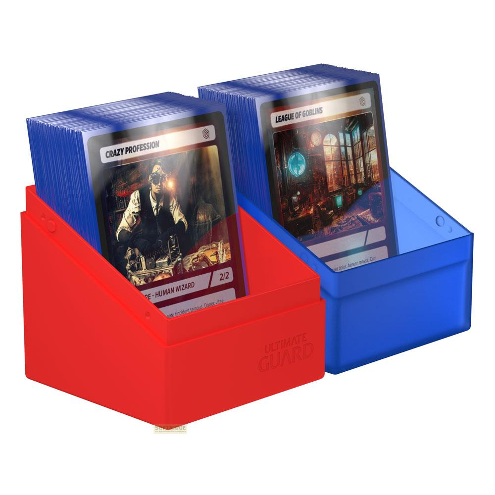 Due pile di carte da gioco in contenitori rossi e blu. Vista ravvicinata.
