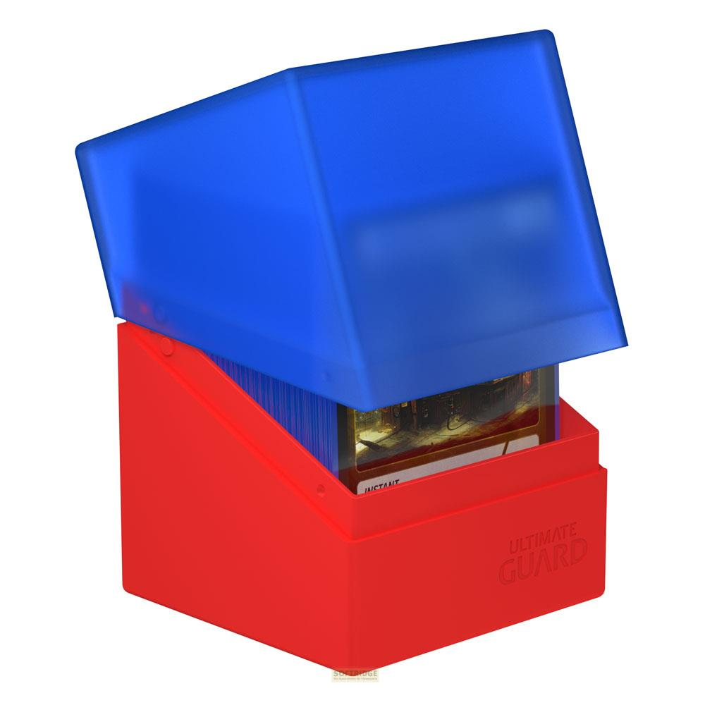 Portacarte rosso con coperchio blu, pieno di carte da gioco.