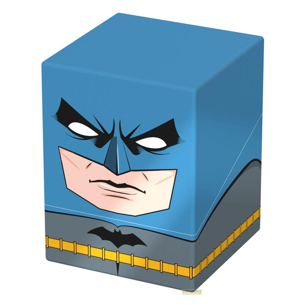 Un cubo con il volto e il petto di Batman. Maschera blu, tuta grigia, cintura gialla.