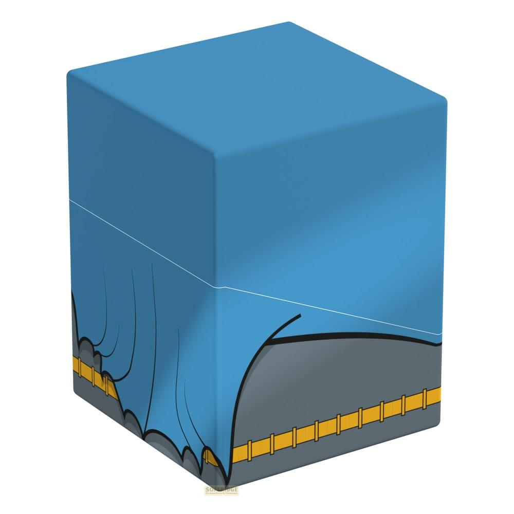 Un cubo blu con design di costume di Batman, in piedi.