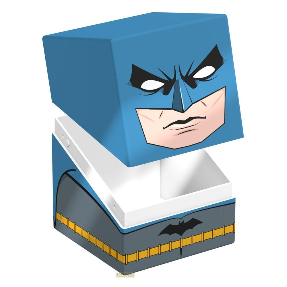 Una scatola blu di Batman con il coperchio aperto, che mostra la maschera e il petto di Batman.