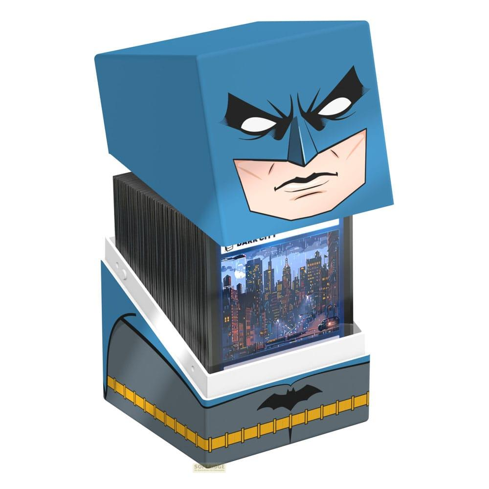 Una scatola portaoggetti per giochi di carte di Batman con un paesaggio urbano scuro sullo sfondo.