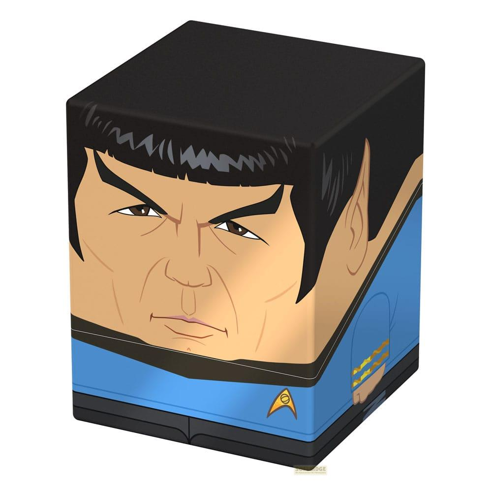 Un cubo con il volto di Mr. Spock, capelli neri, orecchie a punta, colletto uniforme blu.