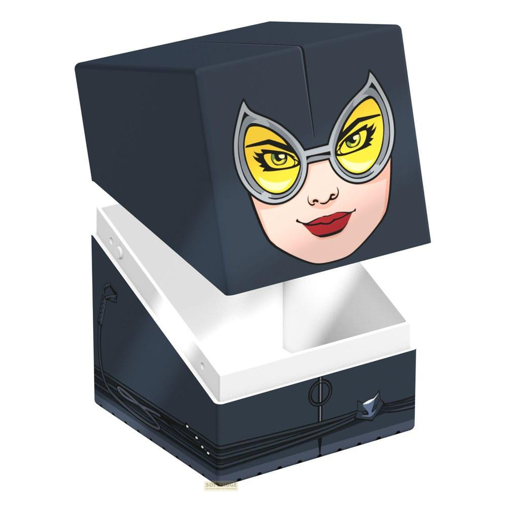 Un cubo blu scuro con il volto di Catwoman e occhiali gialli.