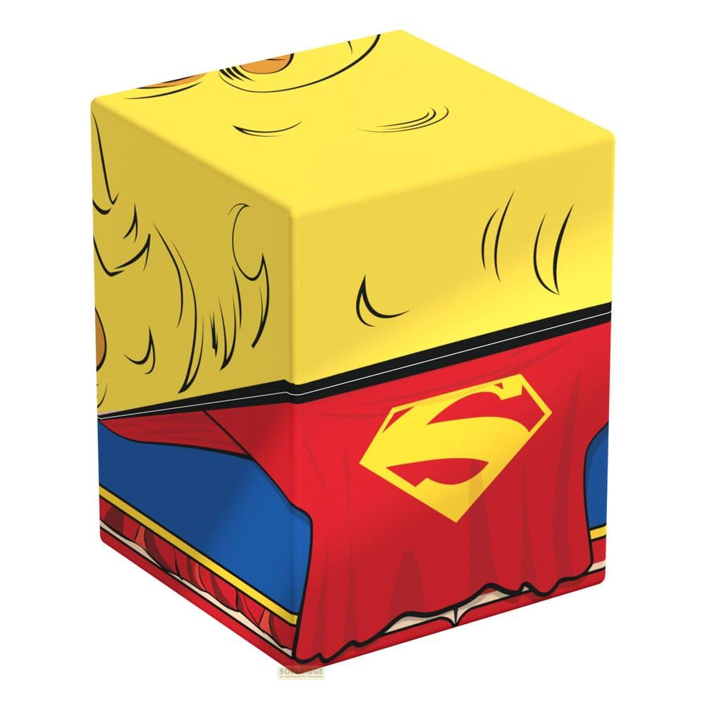 Un cubo giallo con il logo e il mantello di Superman su sfondo rosso.