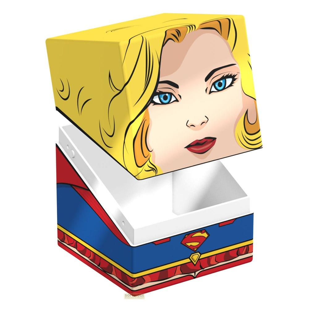 Un contenitore decorato con il costume di Superman e il viso di Supergirl, su bianco.
