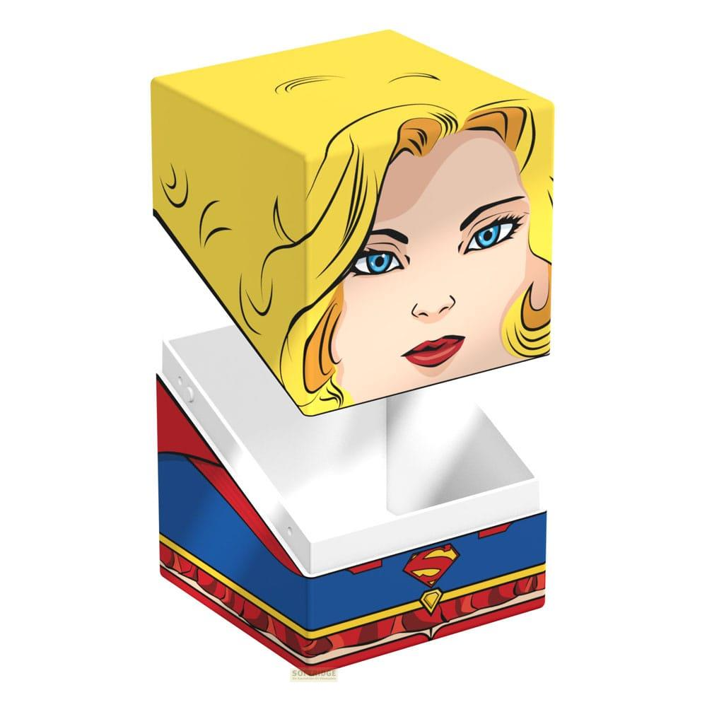 Un cubo con il logo di Superman e un altro con il viso di Supergirl. Sfondo bianco.
