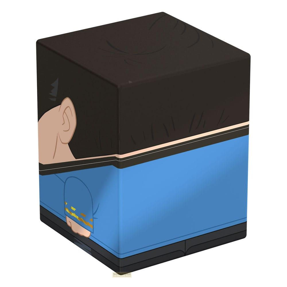 Un cubo con capelli neri, camicia blu e orecchio beige. Linee bianche separano le sezioni.
