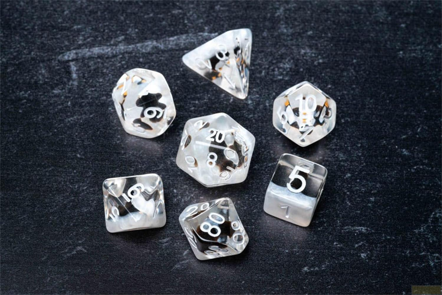 Sette dadi trasparenti con numeri neri su sfondo scuro.