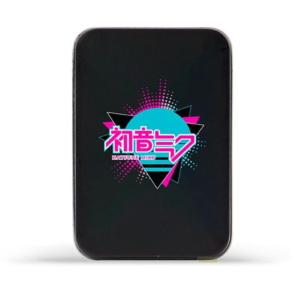 Rectangle noir aux coins arrondis avec le logo Hatsune Miku et design géométrique.