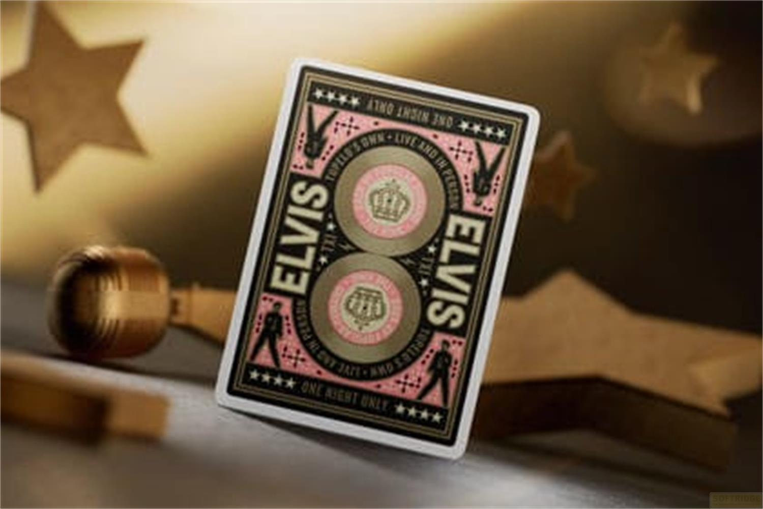 Carta da gioco di Elvis con stelle dorate e un microfono vintage.