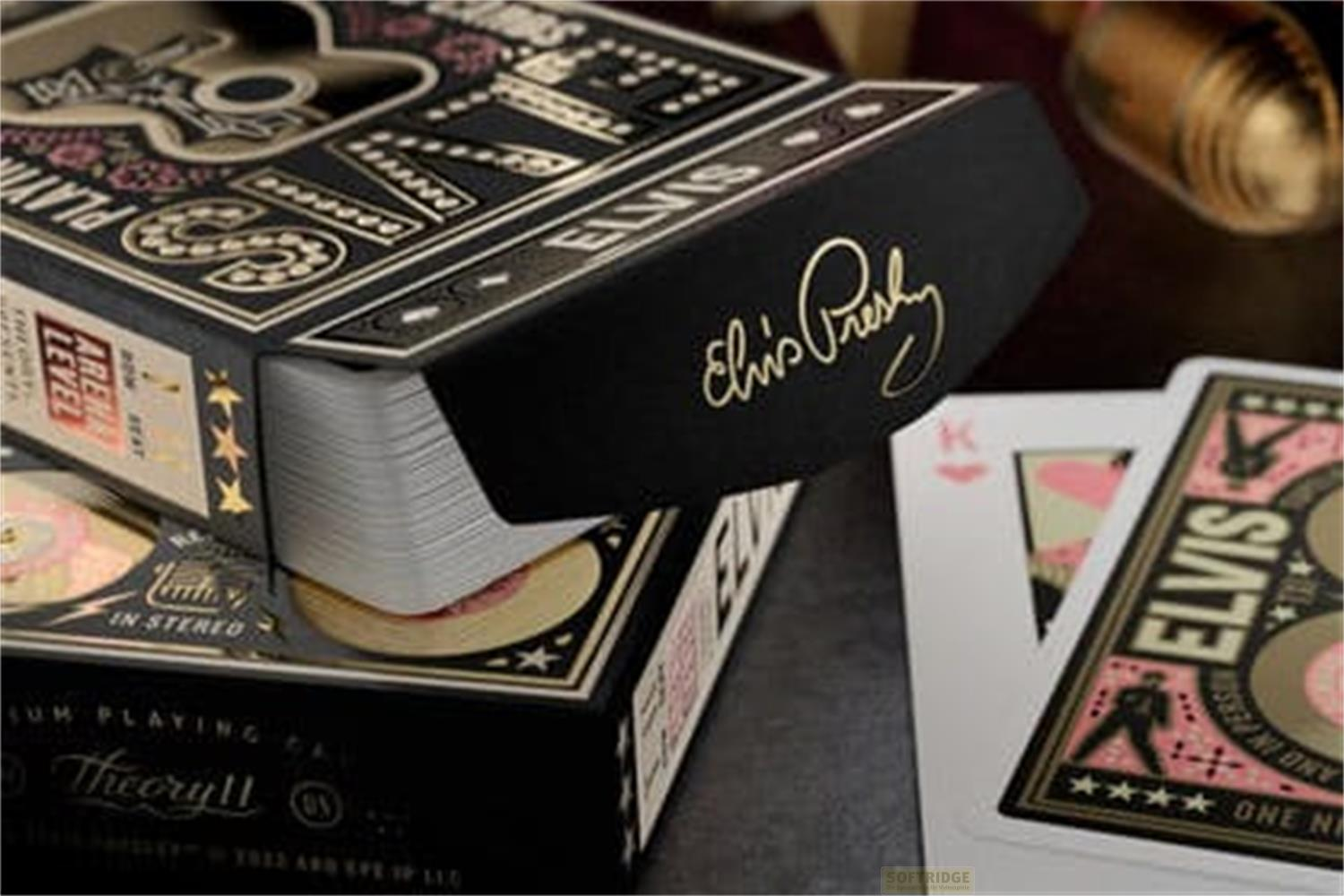 Carte da gioco nere di Elvis Presley con dettagli dorati e firma di Elvis.