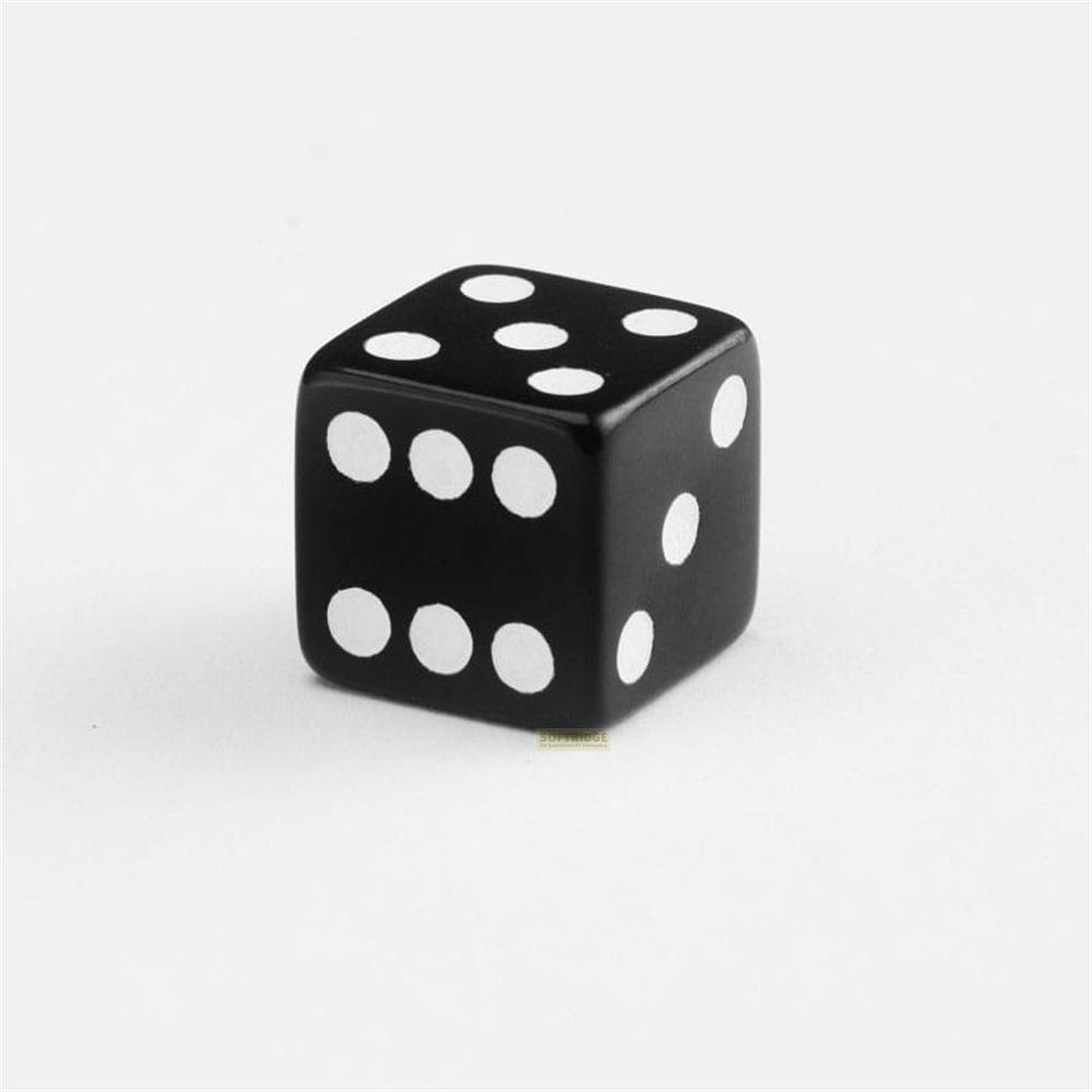 Un dado nero con punti bianchi poggia su una superficie bianca.
