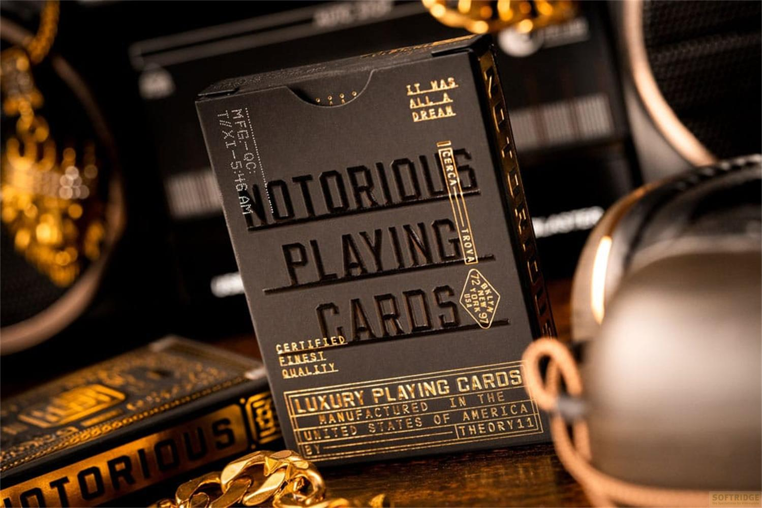 Scatola di carte da gioco nera con scritte dorate, "Notorious Playing Cards".