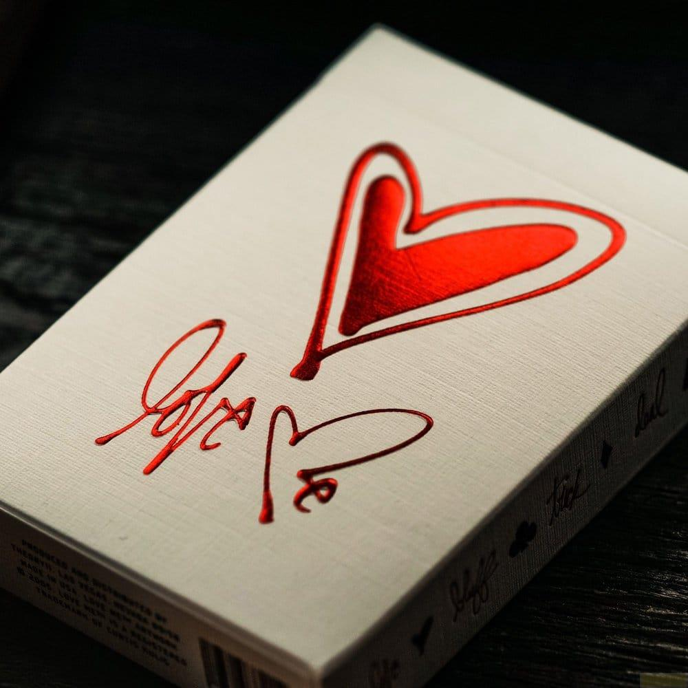 Una scatola di carte bianca con un cuore rosso e la parola "Love".