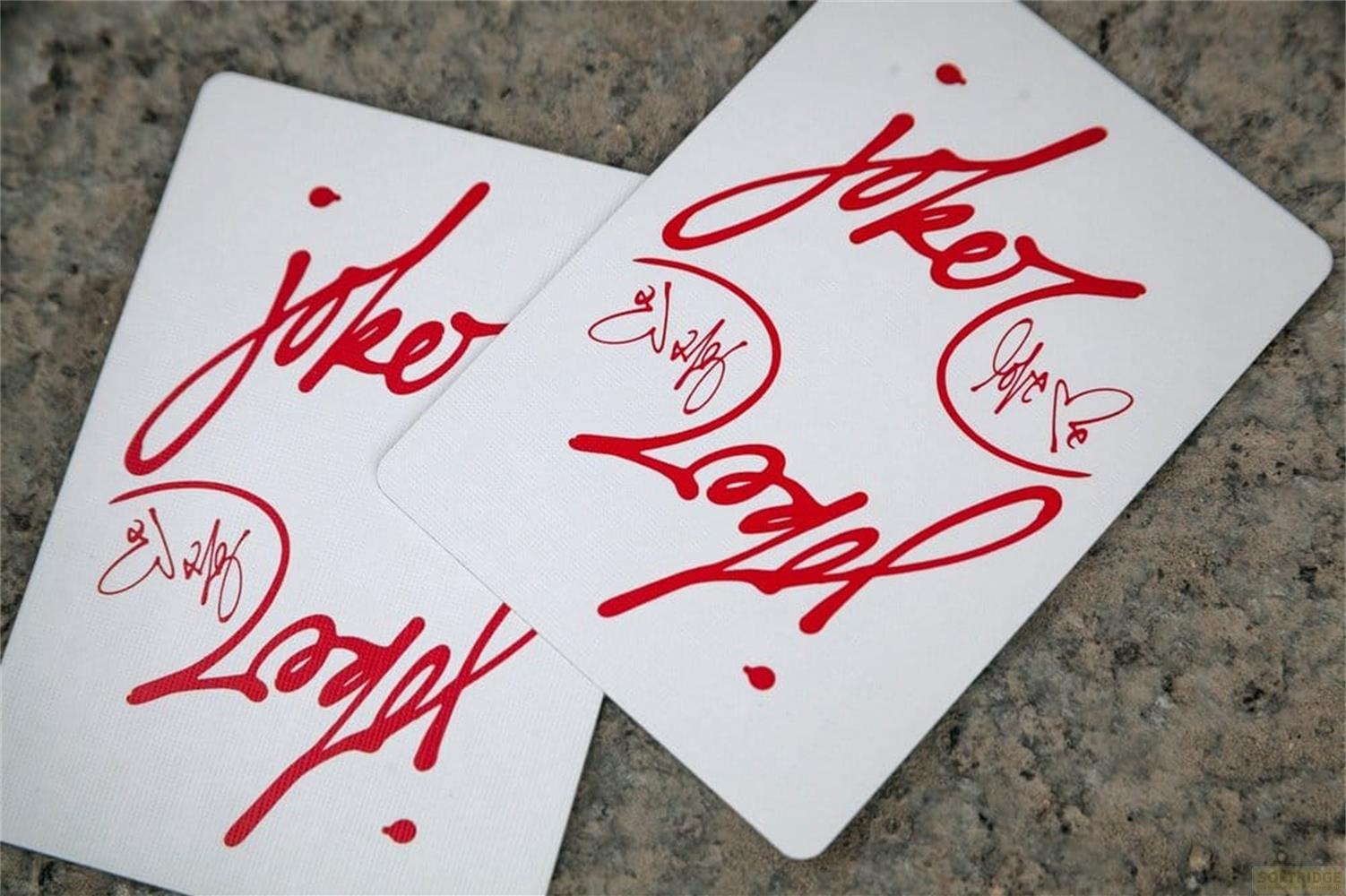 Due carte Joker bianche con scritte rosse e firme.