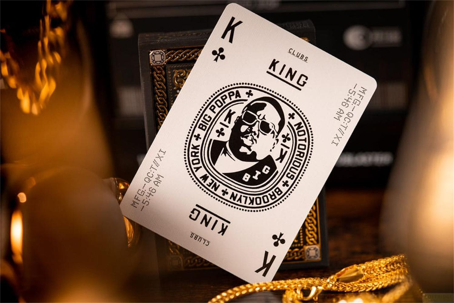 Una carta da gioco con il ritratto di Biggie Smalls come Re di Fiori.