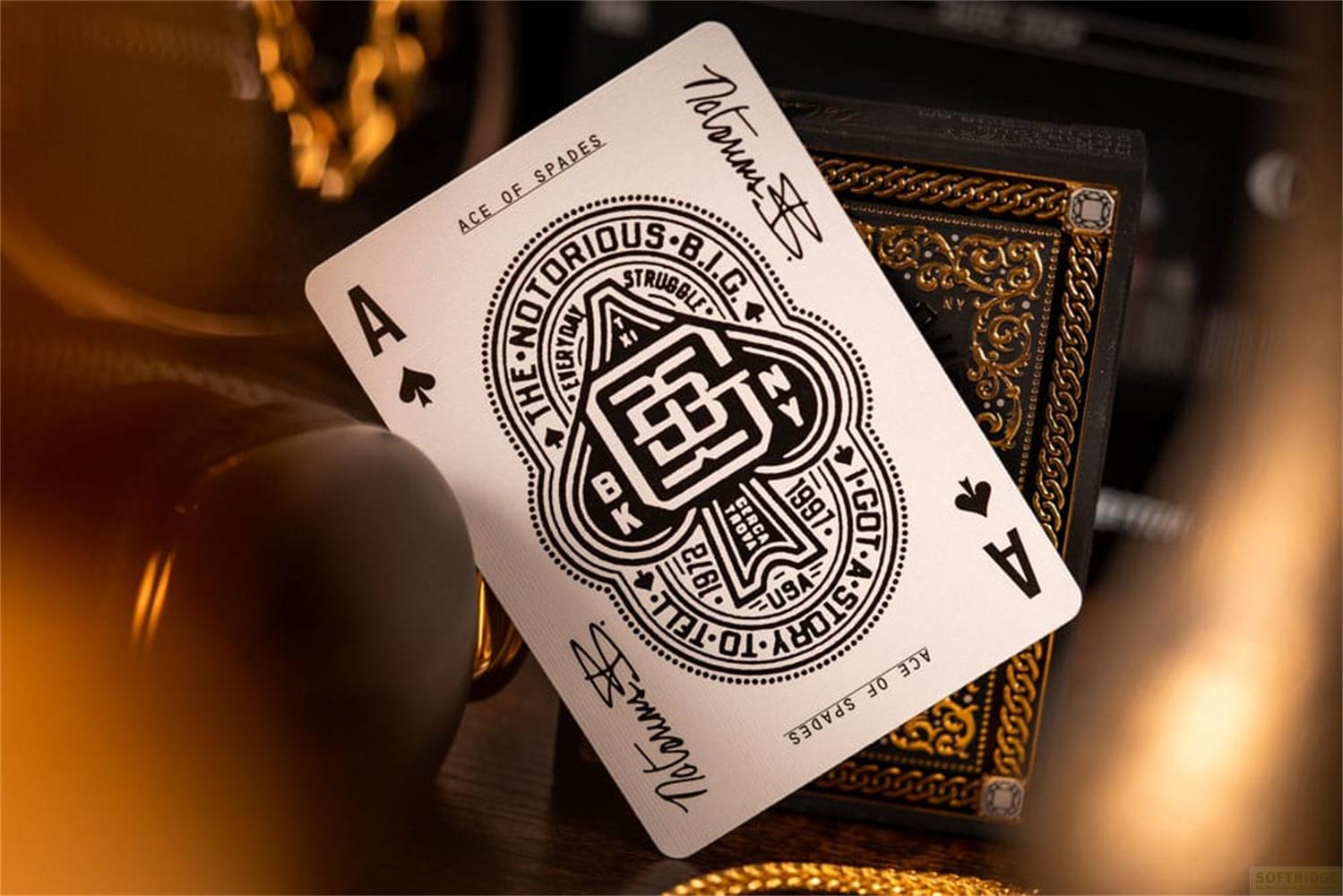 Una carta da gioco Asso di Picche bianca con testo e design neri, con il marchio 'The Notorious B.I.G.'.