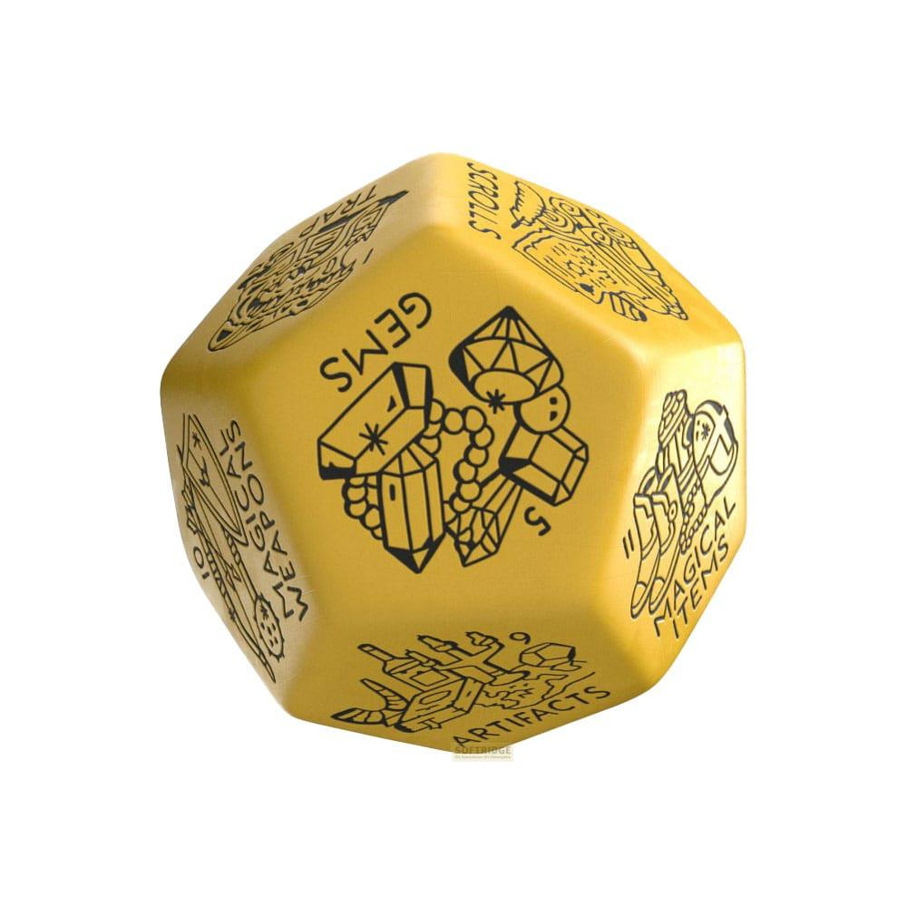Un dado D20 giallo con icone nere di gemme, pergamene, armi e manufatti.