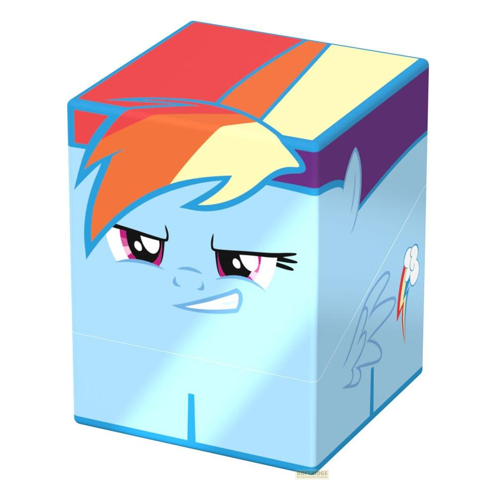 Un cube bleu avec le visage de Rainbow Dash, cheveux rouges, orange et jaunes.